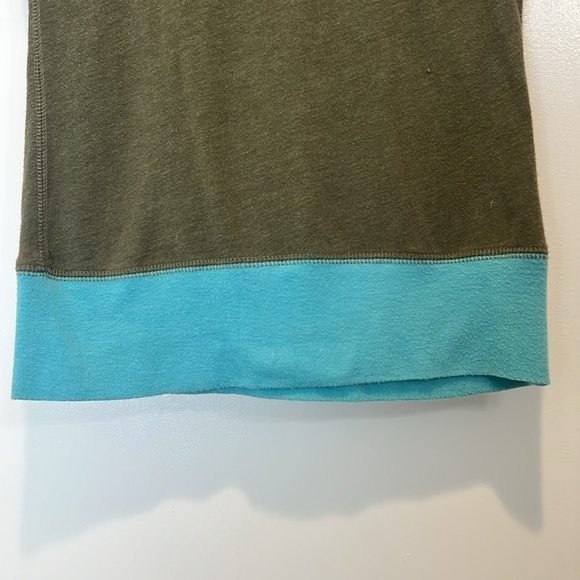 American Eagle Outfitters Green and Teal V-Neck Tee size small. - Picture 5 of 8